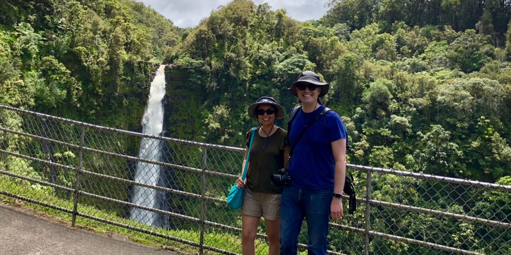 Rebecca y Eric en el Parque Estatal Akaka Falls.
